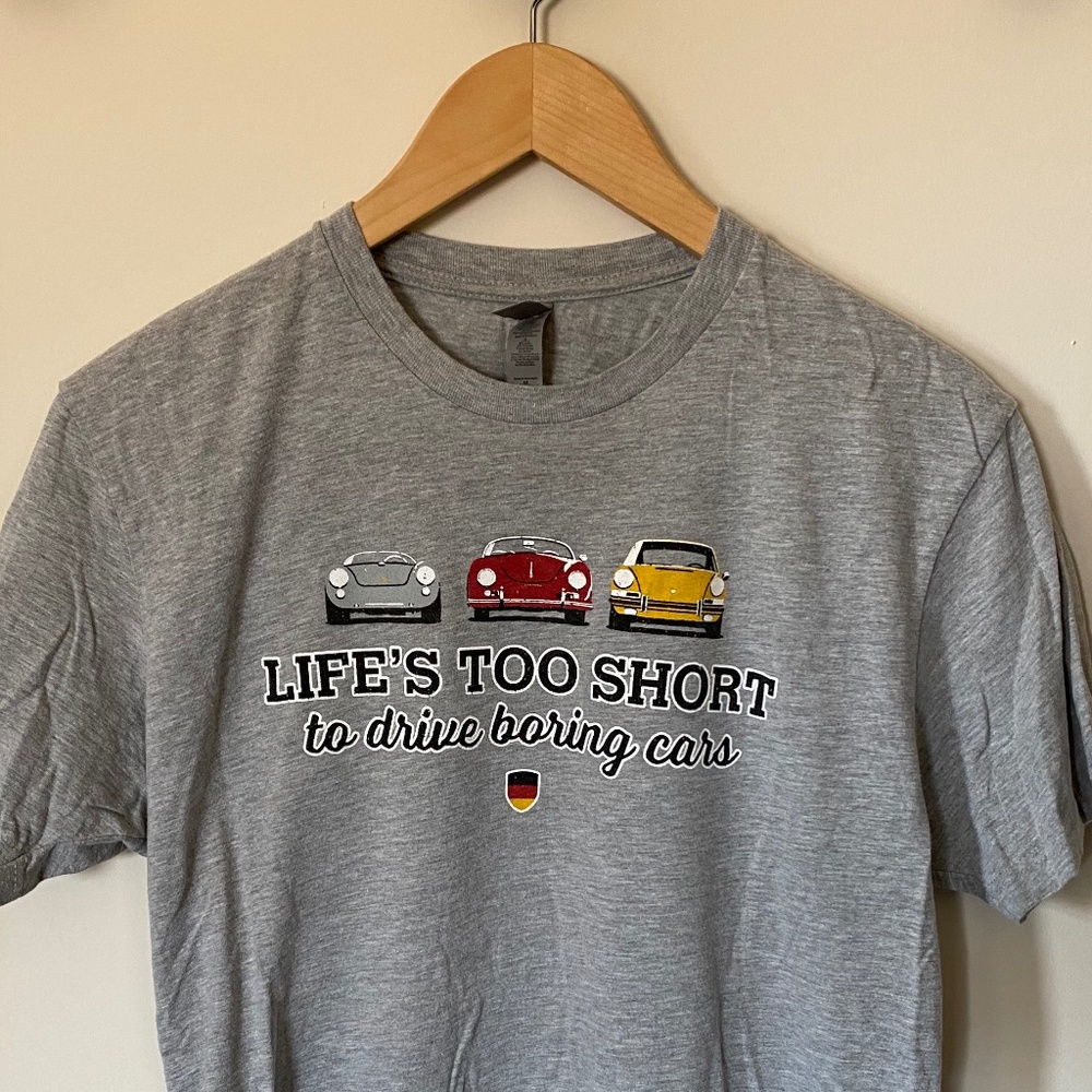 Men's gray graphic car print t-shirt